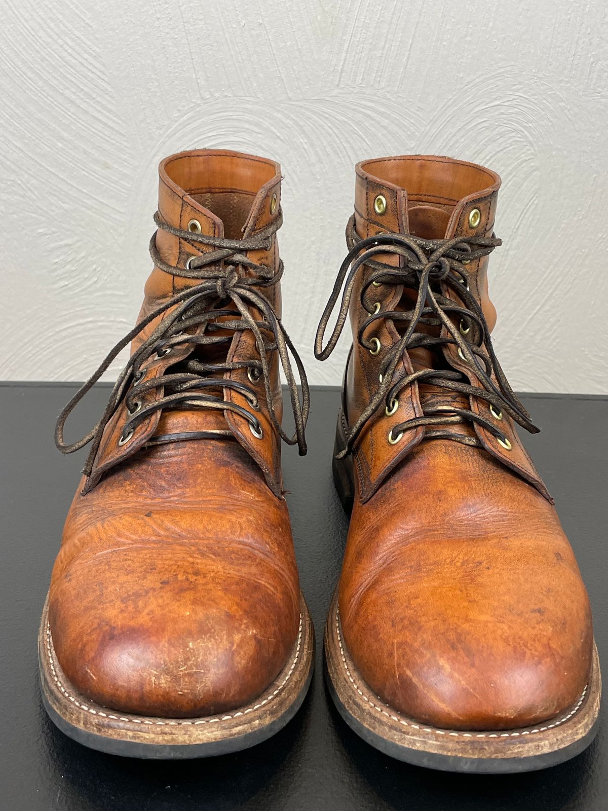 Photo by joem2 on January 1, 2024 of the Oak Street Bootmakers Trench Boot in Tempesti Brown Overdye Camello Asportabile.