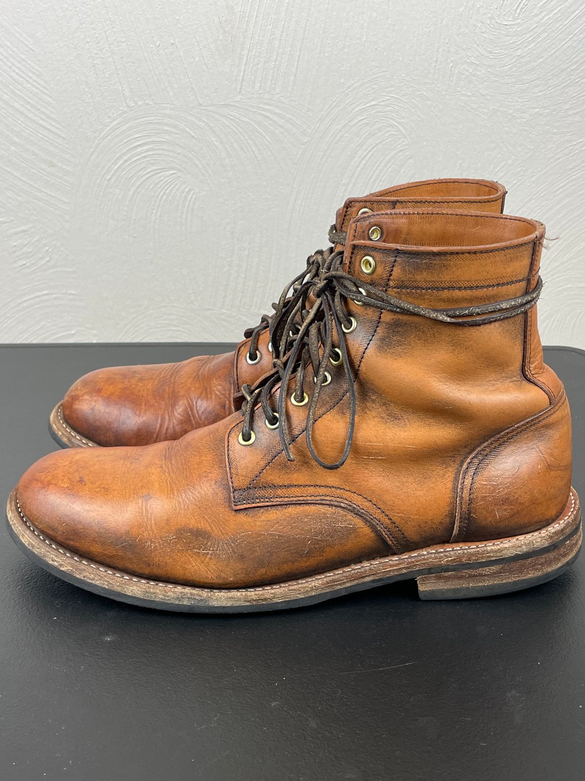 Photo by joem2 on January 1, 2024 of the Oak Street Bootmakers Trench Boot in Tempesti Brown Overdye Camello Asportabile.