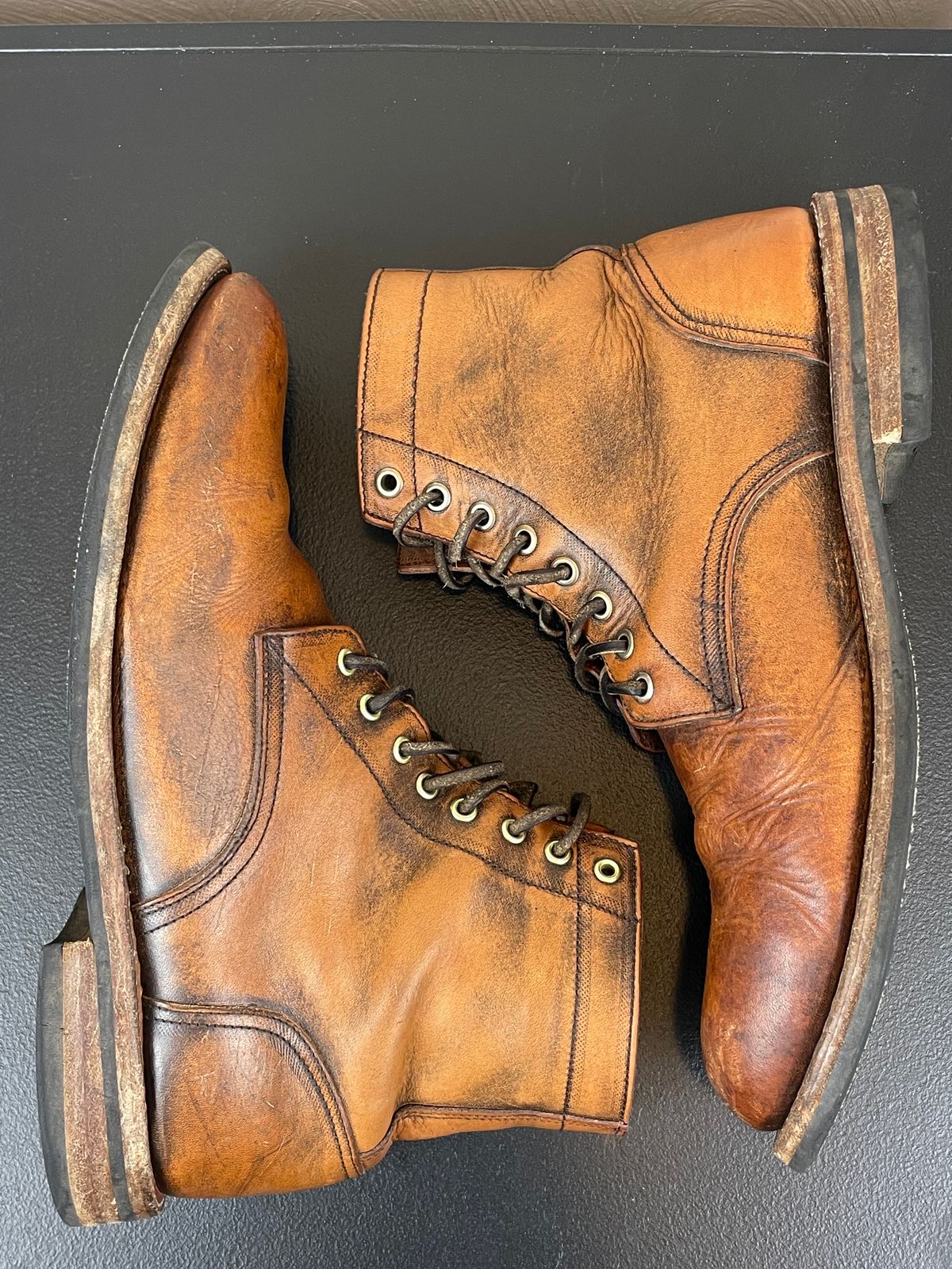 Photo by joem2 on January 1, 2024 of the Oak Street Bootmakers Trench Boot in Tempesti Brown Overdye Camello Asportabile.