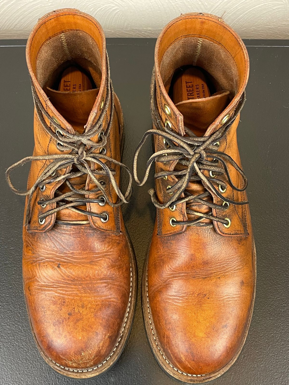 Photo by joem2 on January 1, 2024 of the Oak Street Bootmakers Trench Boot in Tempesti Brown Overdye Camello Asportabile.