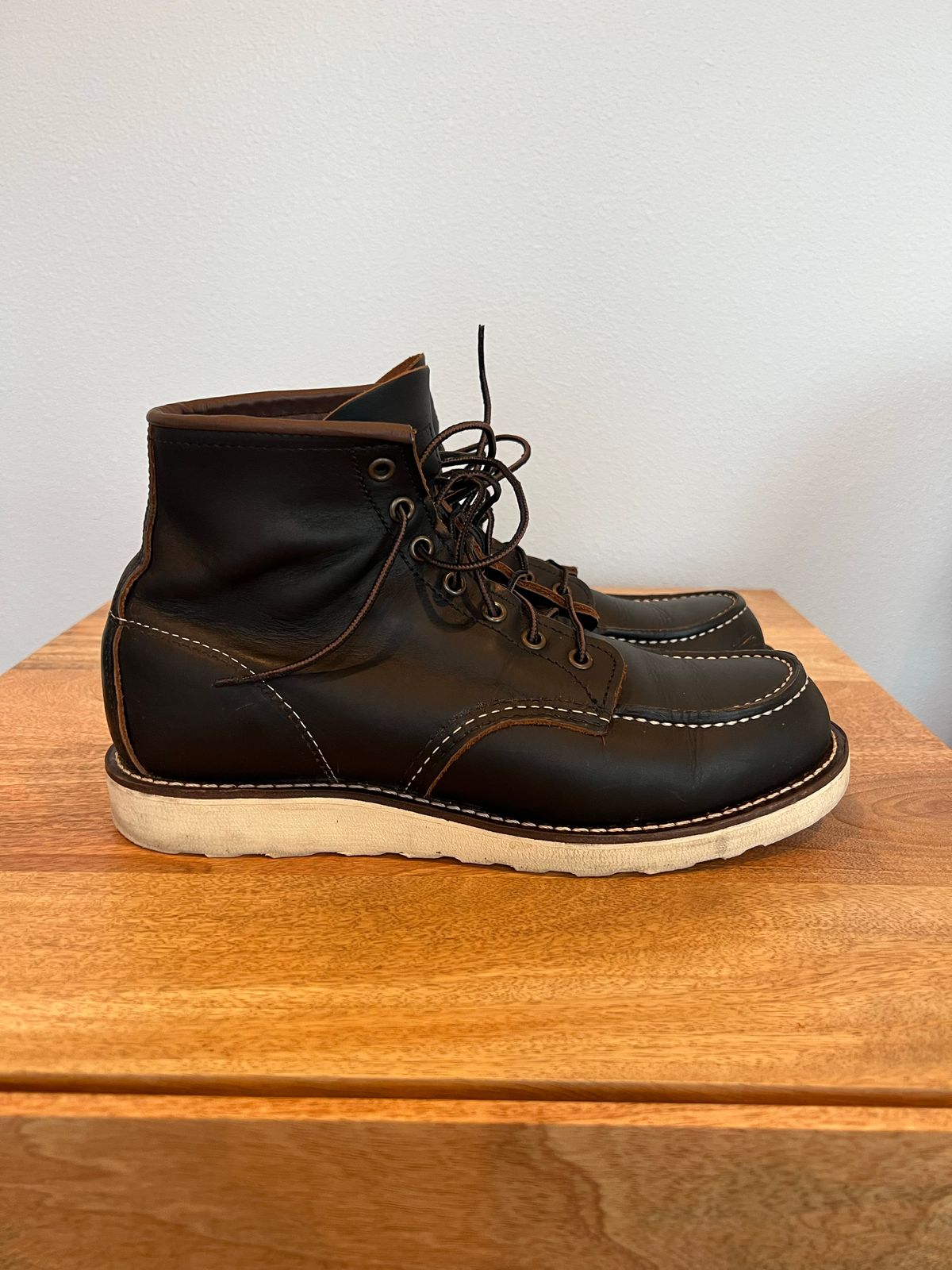 Photo by Blackbootpatina on November 1, 2022 of the Red Wing 6-Inch Classic Moc in S.B. Foot Black Prairie.