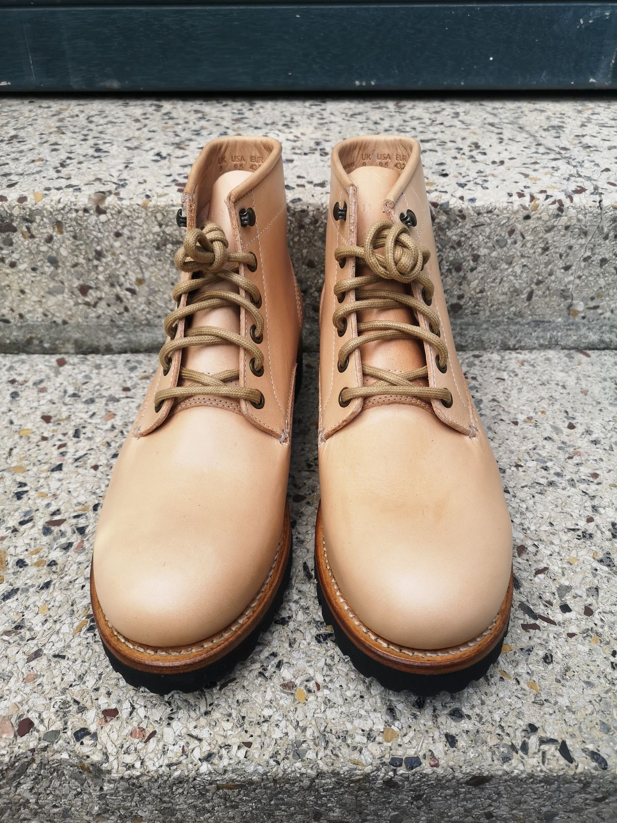 Photo by Bruised_and_faded on October 1, 2022 of the Butts and Shoulders The Worker Boots in Natural Leather.
