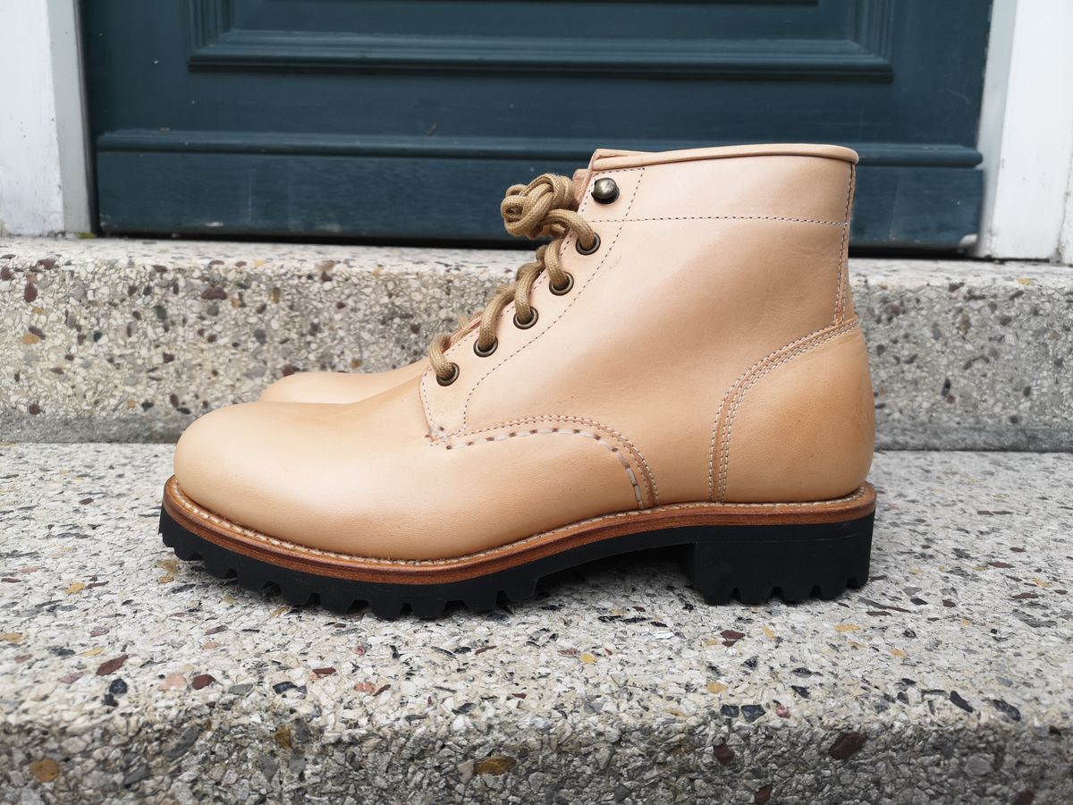 Photo by Bruised_and_faded on October 1, 2022 of the Butts and Shoulders The Worker Boots in Natural Leather.