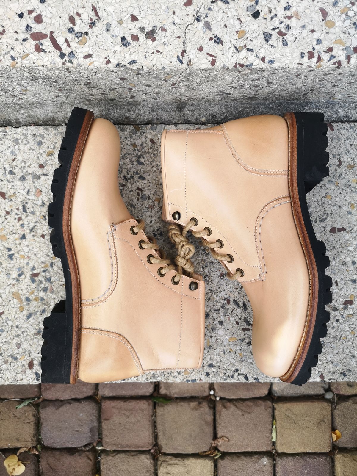 Photo by Bruised_and_faded on October 1, 2022 of the Butts and Shoulders The Worker Boots in Natural Leather.