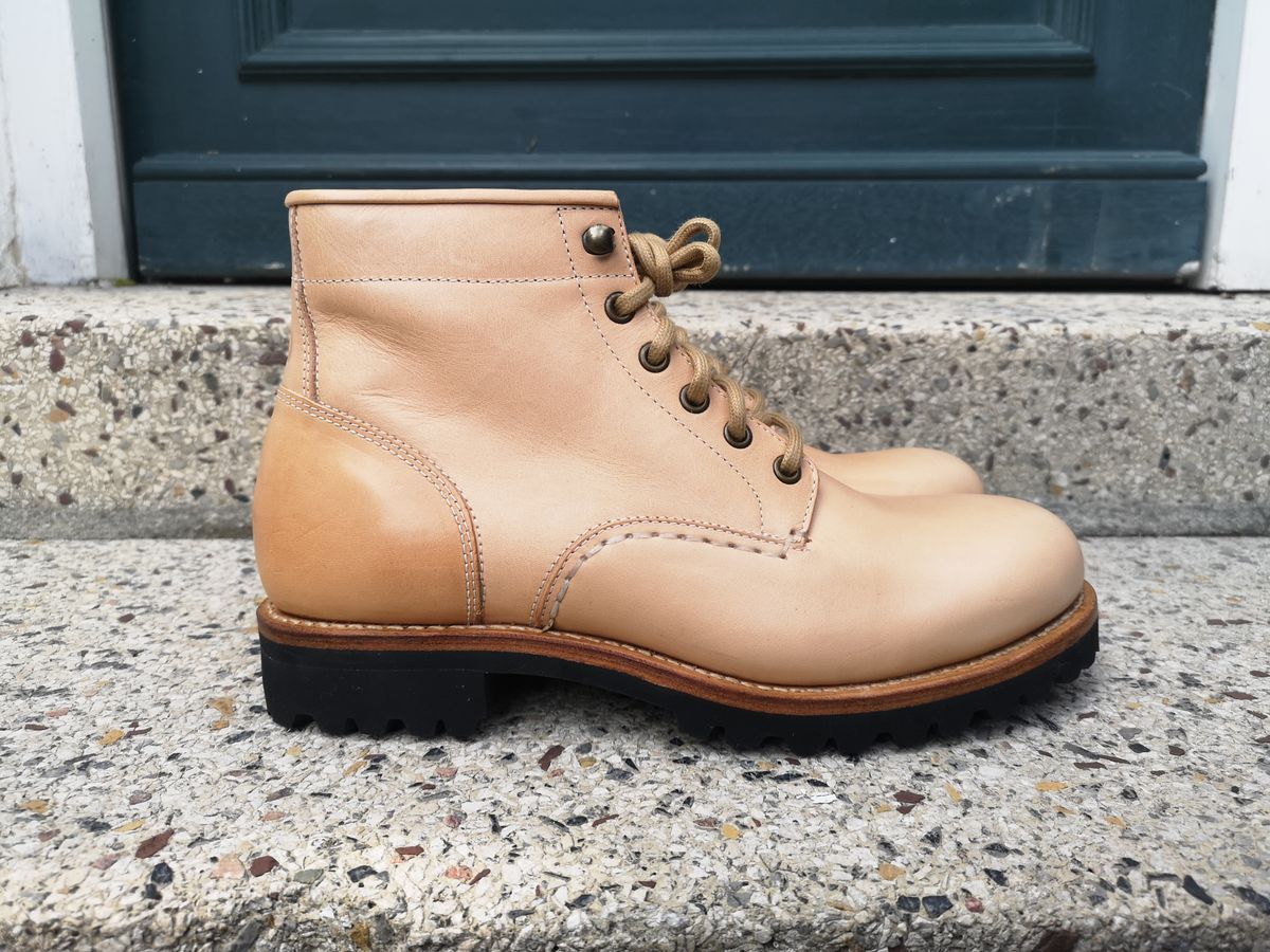 Photo by Bruised_and_faded on October 1, 2022 of the Butts and Shoulders The Worker Boots in Natural Leather.