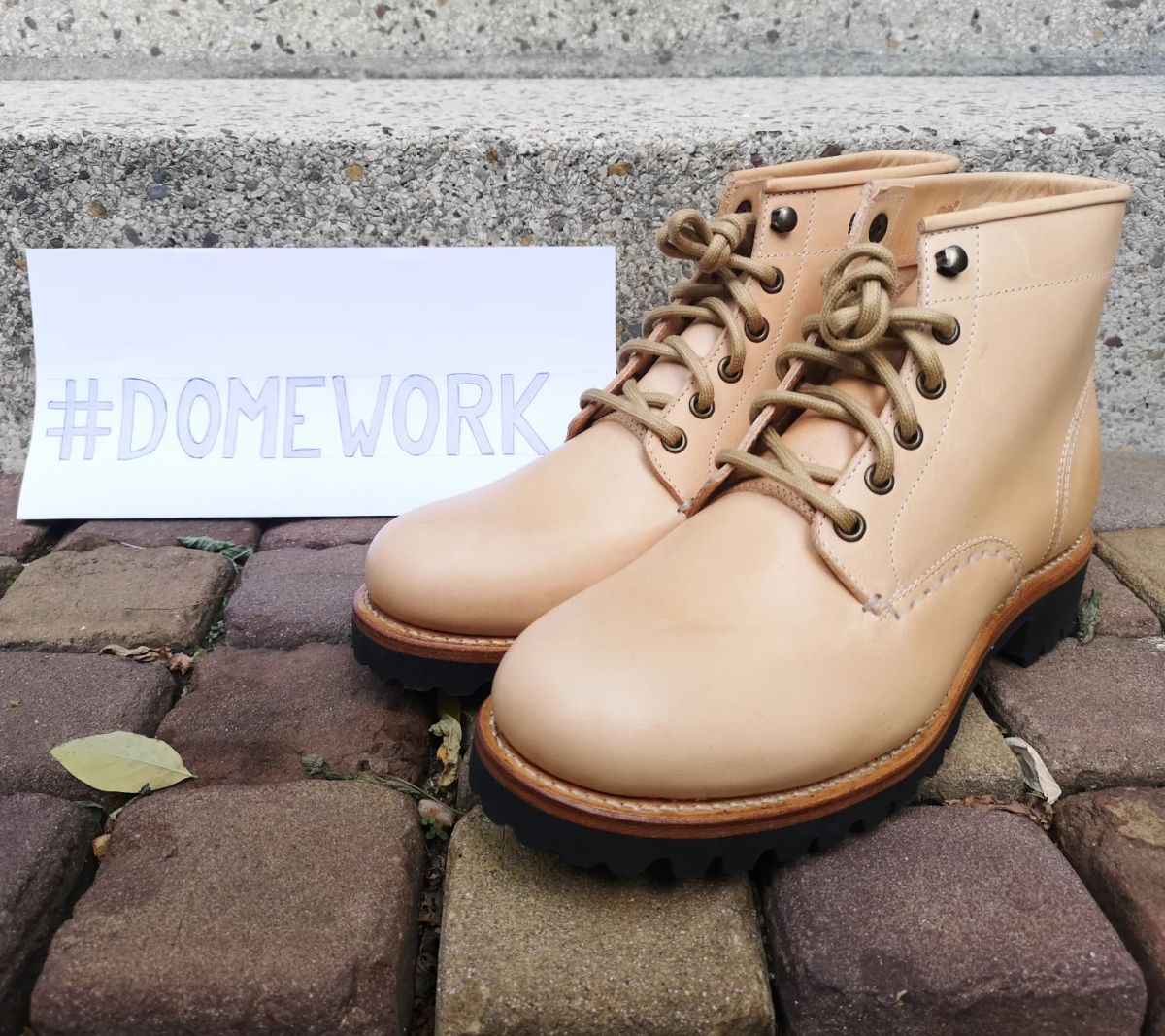 Photo by Bruised_and_faded on October 1, 2022 of the Butts and Shoulders The Worker Boots in Natural Leather.