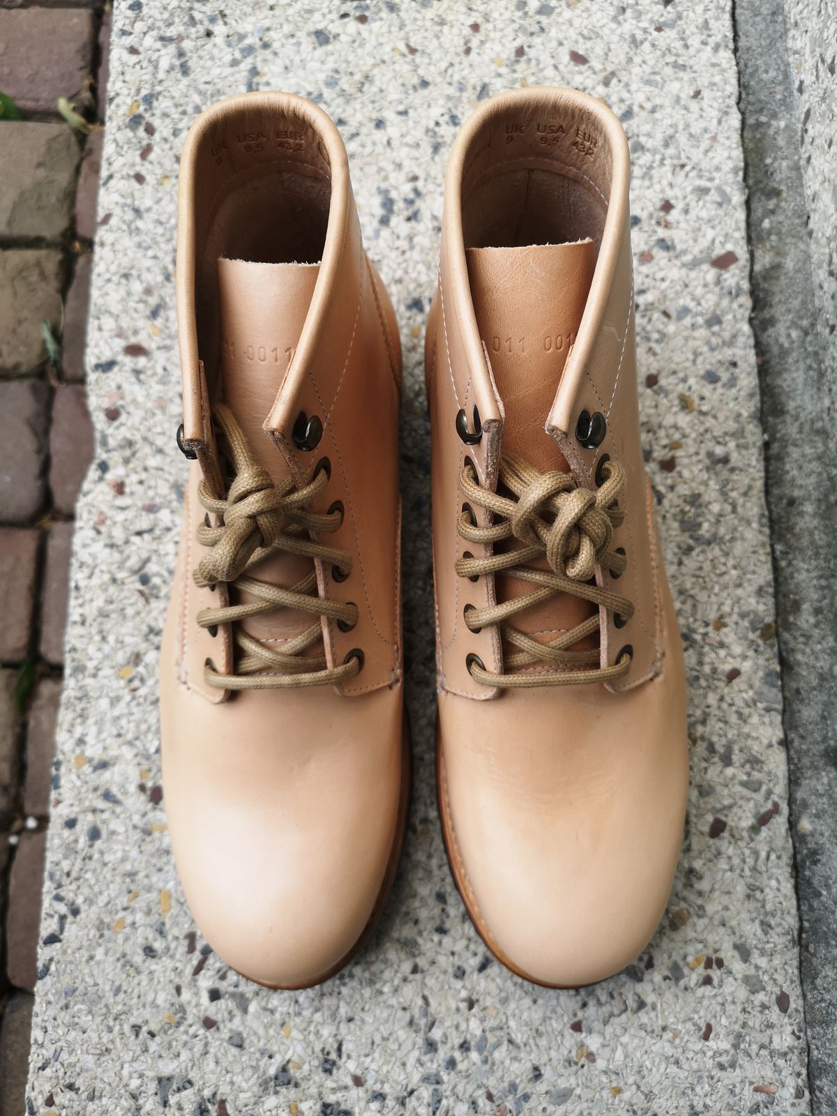 Photo by Bruised_and_faded on October 1, 2022 of the Butts and Shoulders The Worker Boots in Natural Leather.
