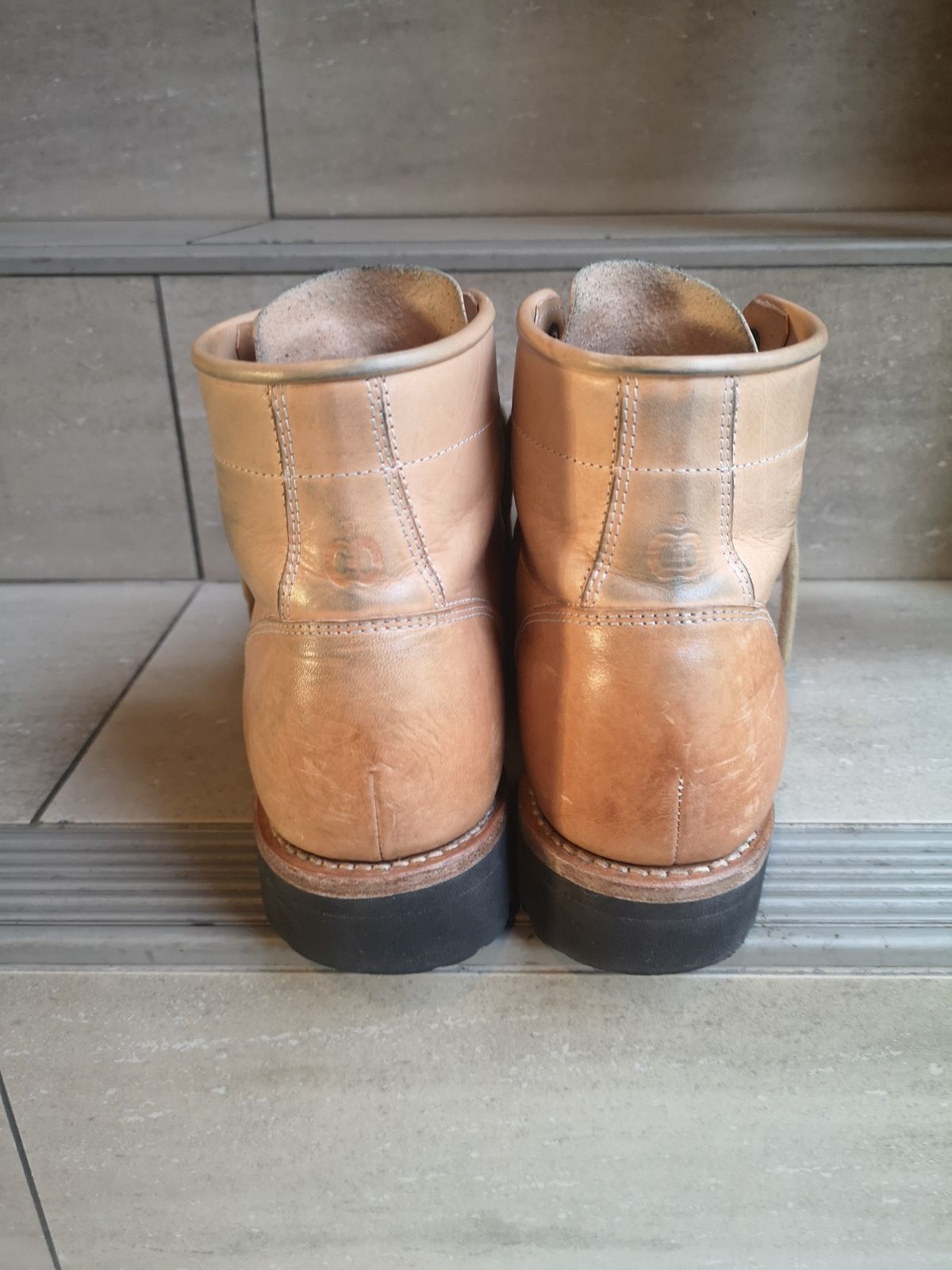 Photo by Bruised_and_faded on November 5, 2022 of the Butts and Shoulders The Worker Boots in Natural Leather.