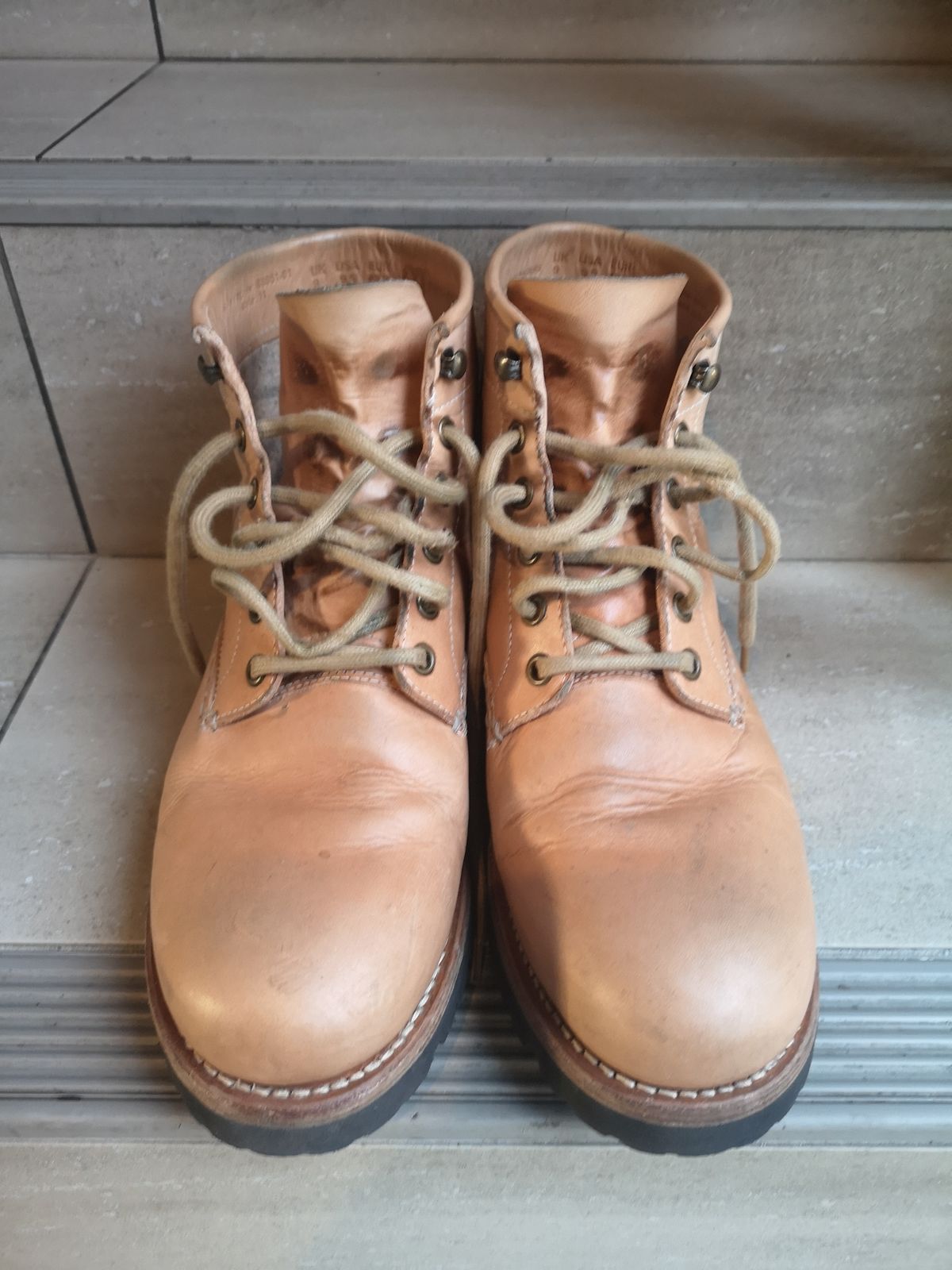 Photo by Bruised_and_faded on November 5, 2022 of the Butts and Shoulders The Worker Boots in Natural Leather.