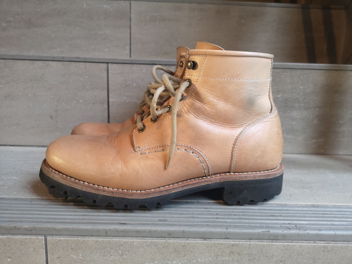 Photo by Bruised_and_faded on November 5, 2022 of the Butts and Shoulders The Worker Boots in Natural Leather.
