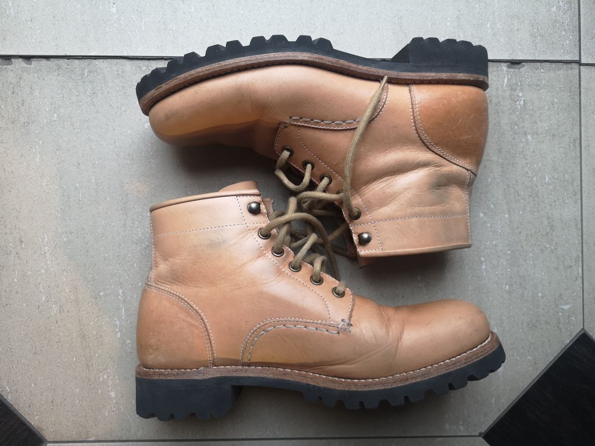 Photo by Bruised_and_faded on November 5, 2022 of the Butts and Shoulders The Worker Boots in Natural Leather.