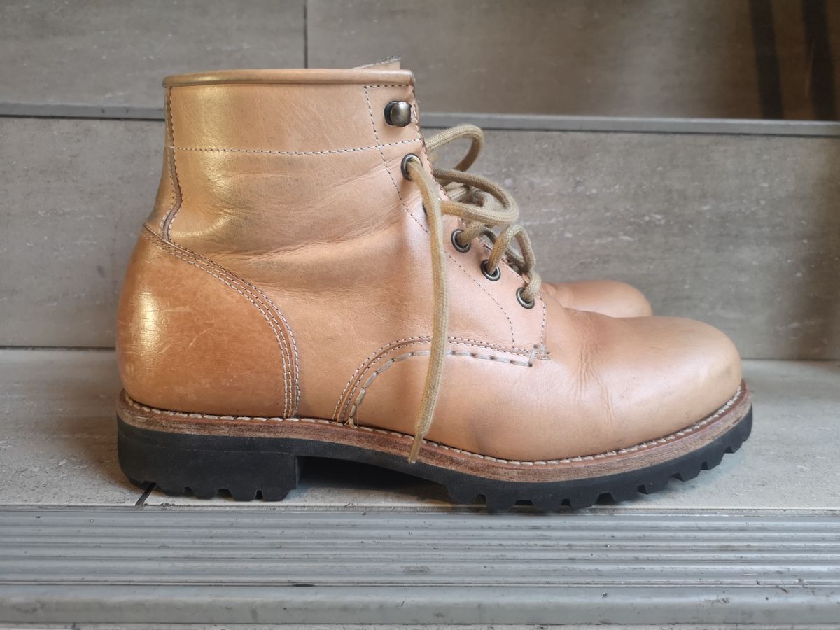 Photo by Bruised_and_faded on November 5, 2022 of the Butts and Shoulders The Worker Boots in Natural Leather.