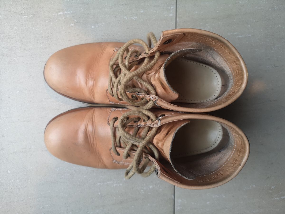 Photo by Bruised_and_faded on November 5, 2022 of the Butts and Shoulders The Worker Boots in Natural Leather.