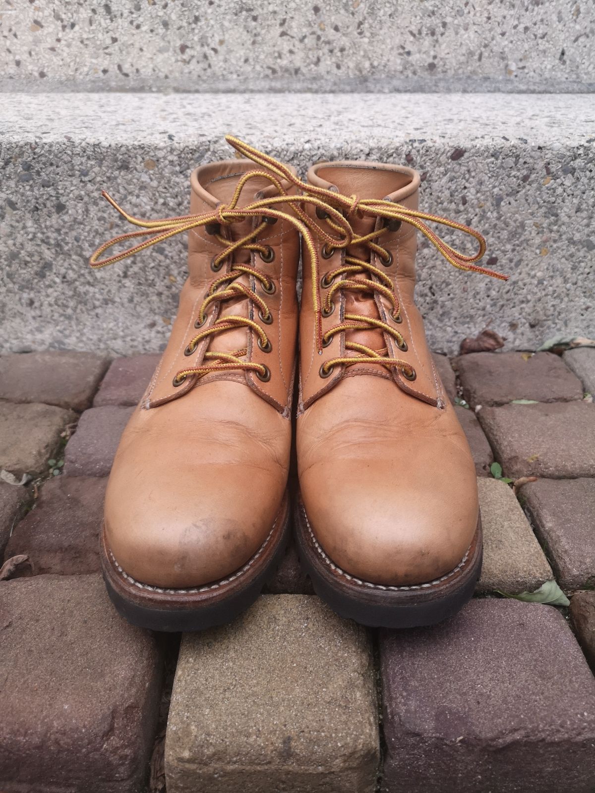Photo by Bruised_and_faded on December 4, 2022 of the Butts and Shoulders The Worker Boots in Natural Leather.