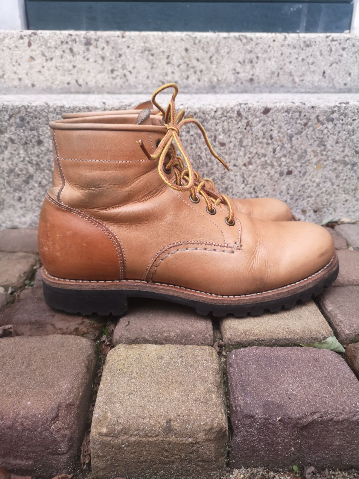 Photo by Bruised_and_faded on December 4, 2022 of the Butts and Shoulders The Worker Boots in Natural Leather.