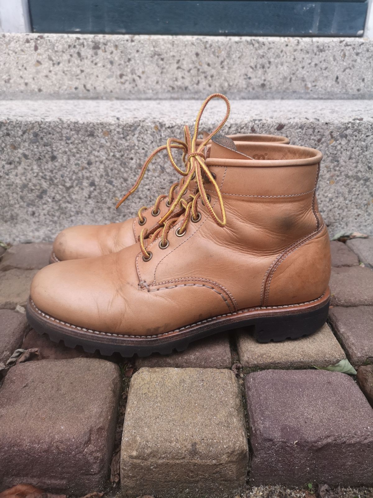 Photo by Bruised_and_faded on December 4, 2022 of the Butts and Shoulders The Worker Boots in Natural Leather.