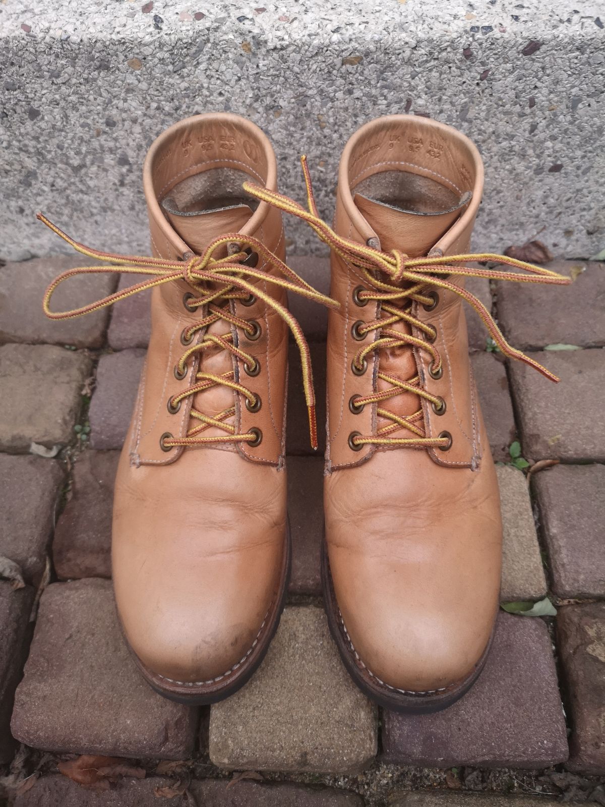 Photo by Bruised_and_faded on December 4, 2022 of the Butts and Shoulders The Worker Boots in Natural Leather.