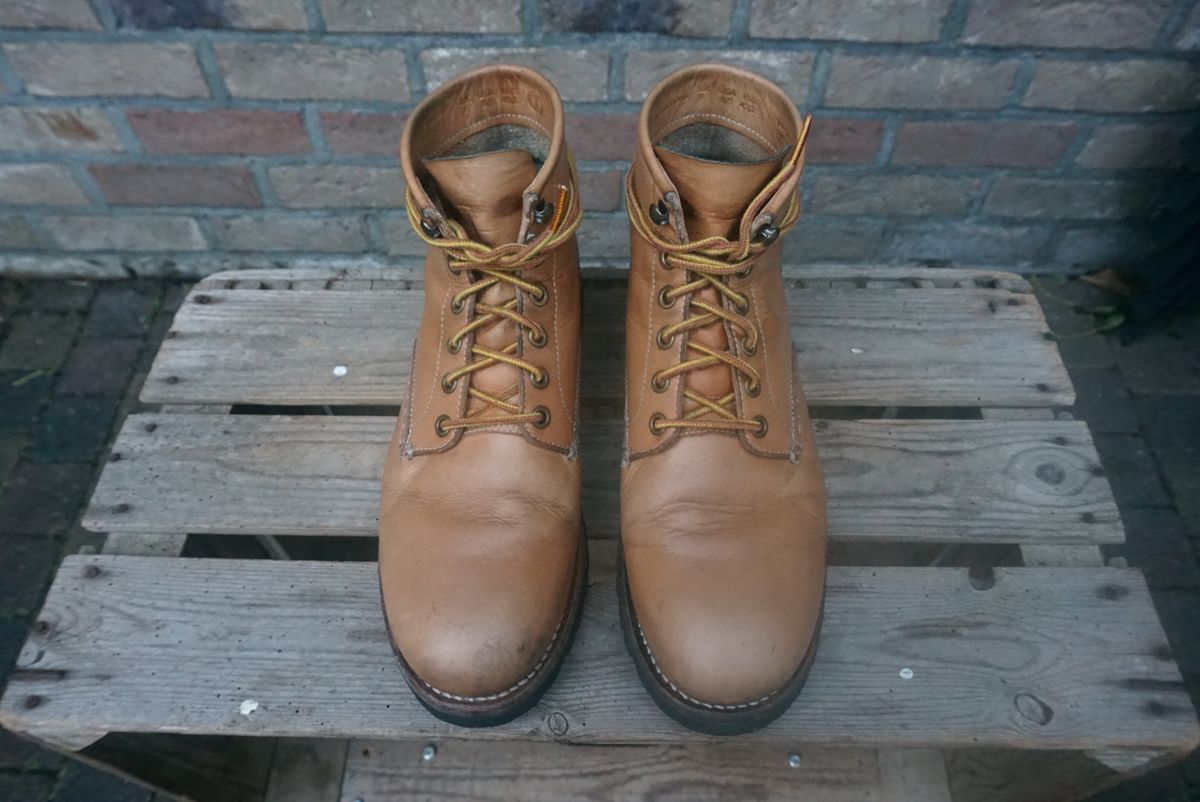 Photo by Bruised_and_faded on January 4, 2023 of the Butts and Shoulders The Worker Boots in Natural Leather.