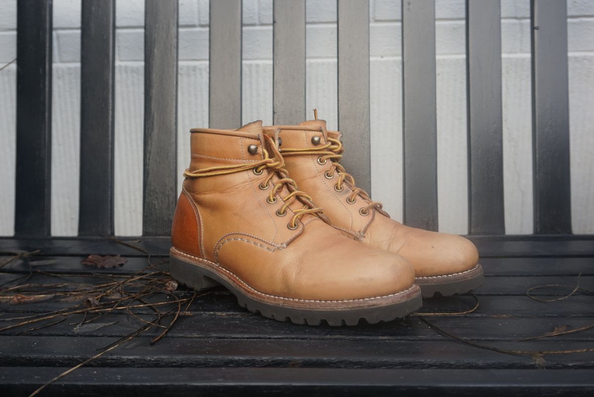 Photo by Bruised_and_faded on February 4, 2023 of the Butts and Shoulders The Worker Boots in Natural Leather.