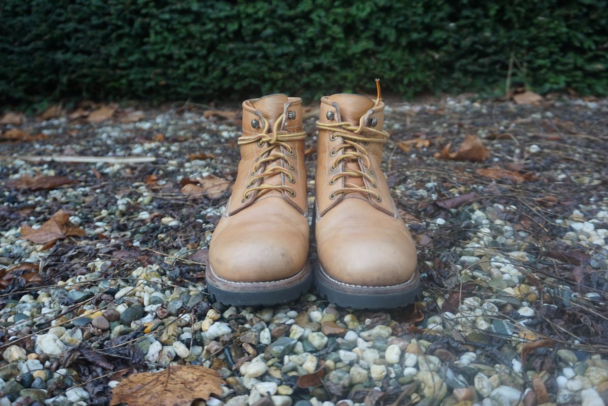 Photo by Bruised_and_faded on February 4, 2023 of the Butts and Shoulders The Worker Boots in Natural Leather.