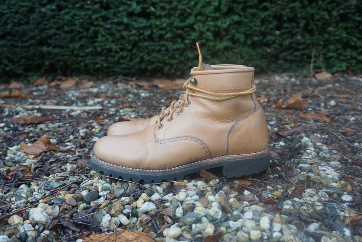 Photo by Bruised_and_faded on February 4, 2023 of the Butts and Shoulders The Worker Boots in Natural Leather.