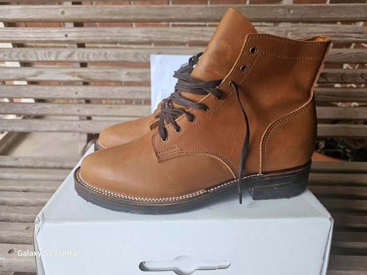 Photo by AlabamaBlacksmith on October 3, 2024 of the Oldspeed Service Boot 6” in S.B. Foot Timberjack Cedar.