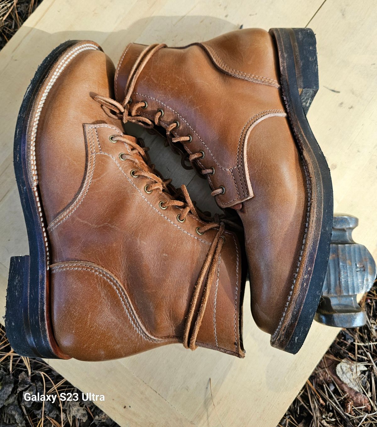 Photo by AlabamaBlacksmith on November 4, 2024 of the Oldspeed Service Boot 6” in S.B. Foot Timberjack Cedar.