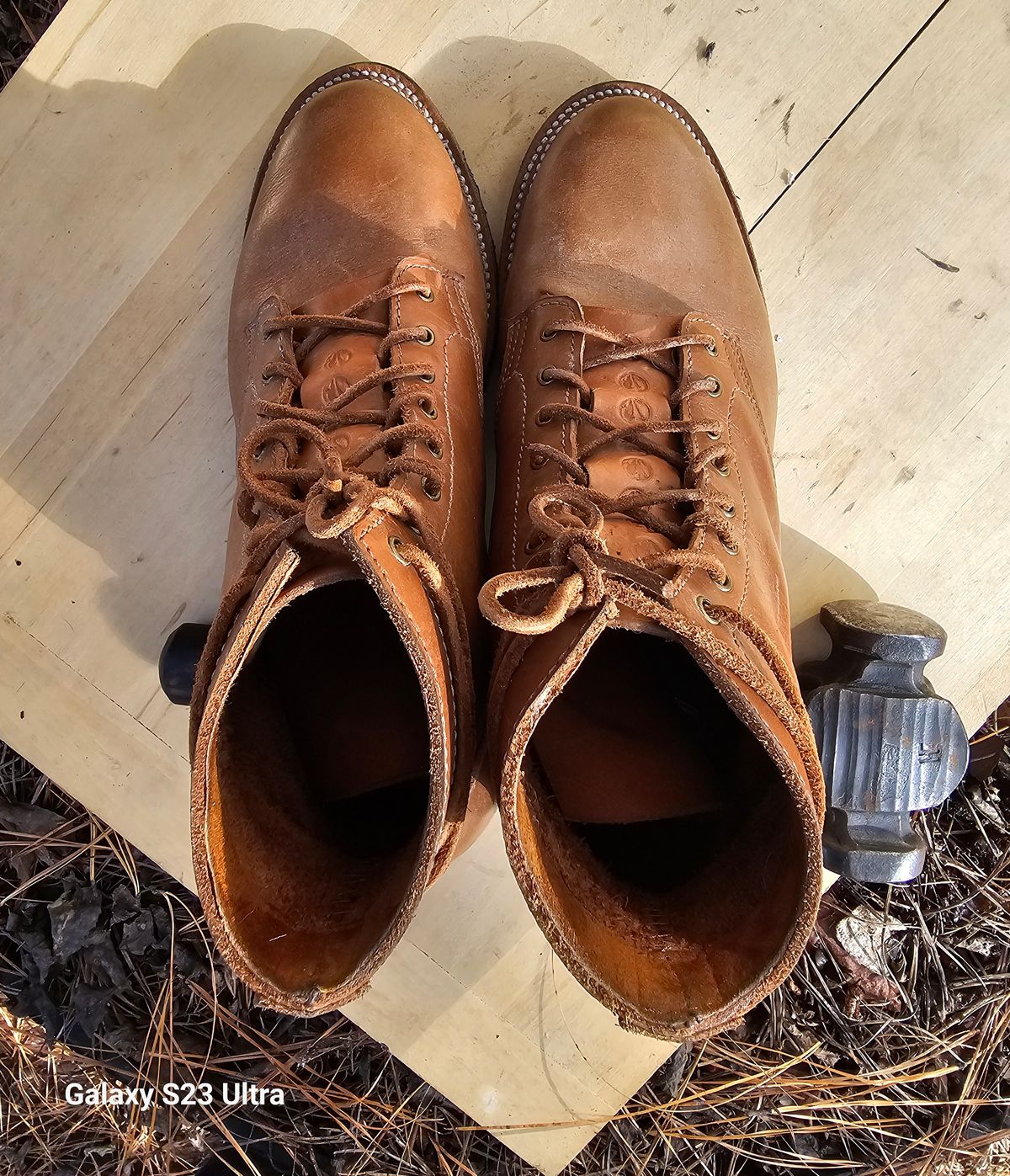 Photo by AlabamaBlacksmith on November 4, 2024 of the Oldspeed Service Boot 6” in S.B. Foot Timberjack Cedar.