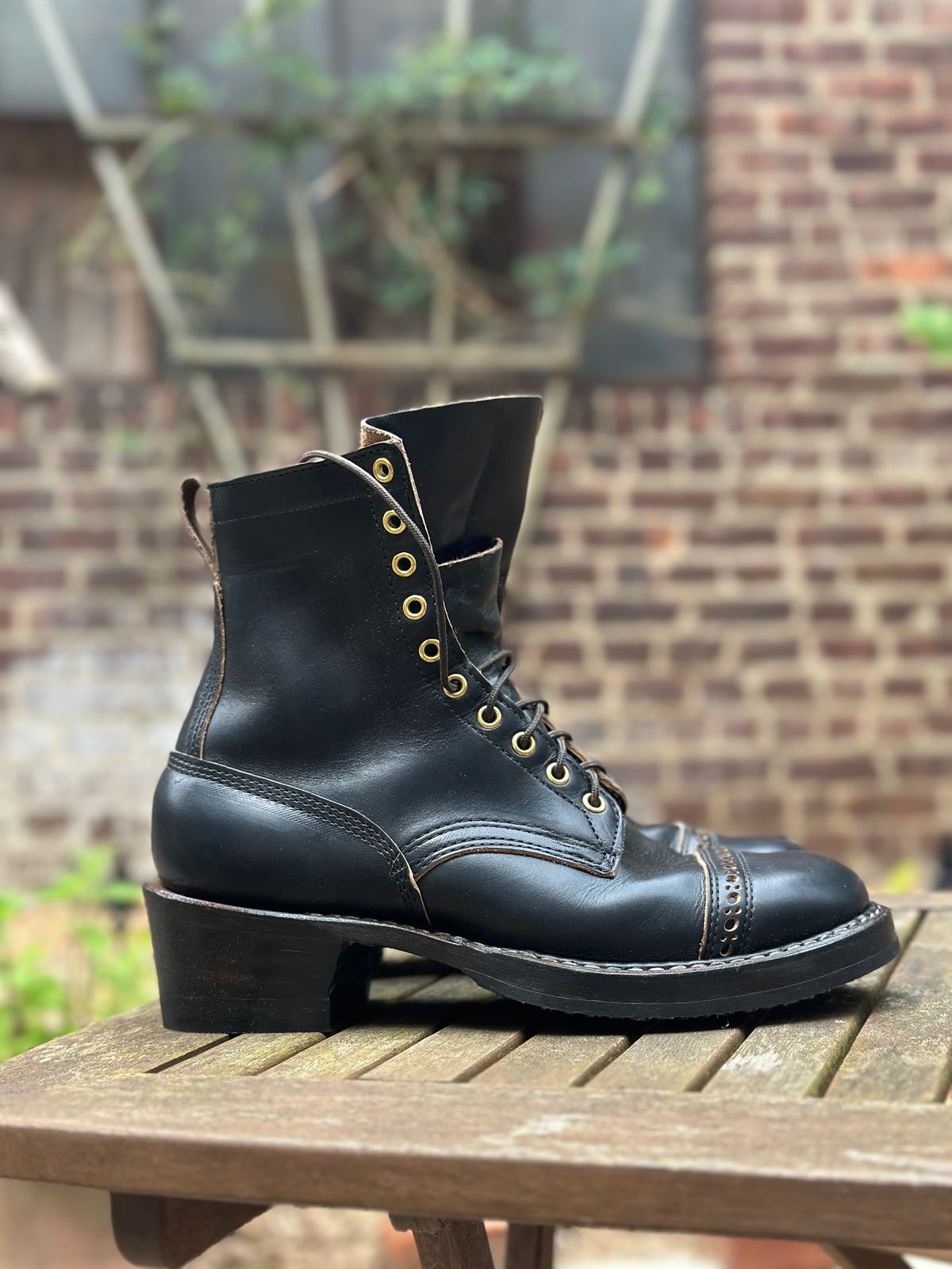 Photo by brooklyn_bb on May 14, 2024 of the White's Bounty Hunter in Horween Black Chromexcel.