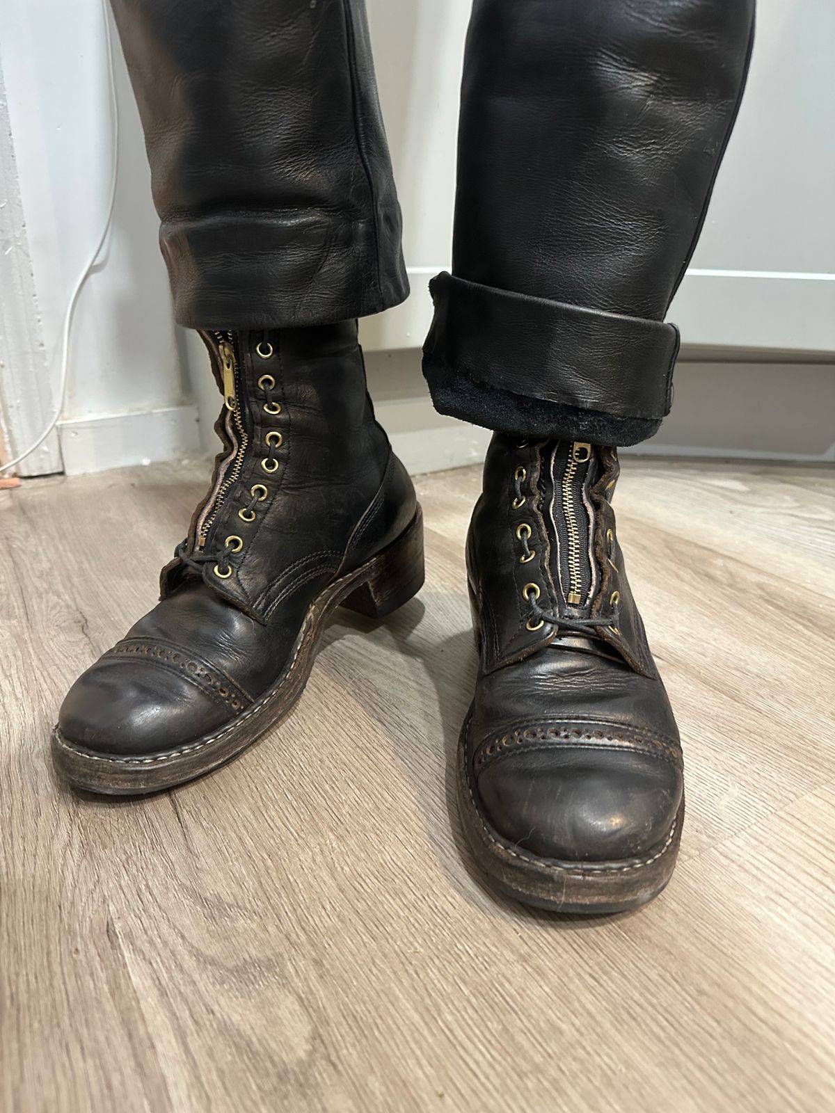 Photo by brooklyn_bb on December 31, 2024 of the White's Bounty Hunter in Horween Black Chromexcel.
