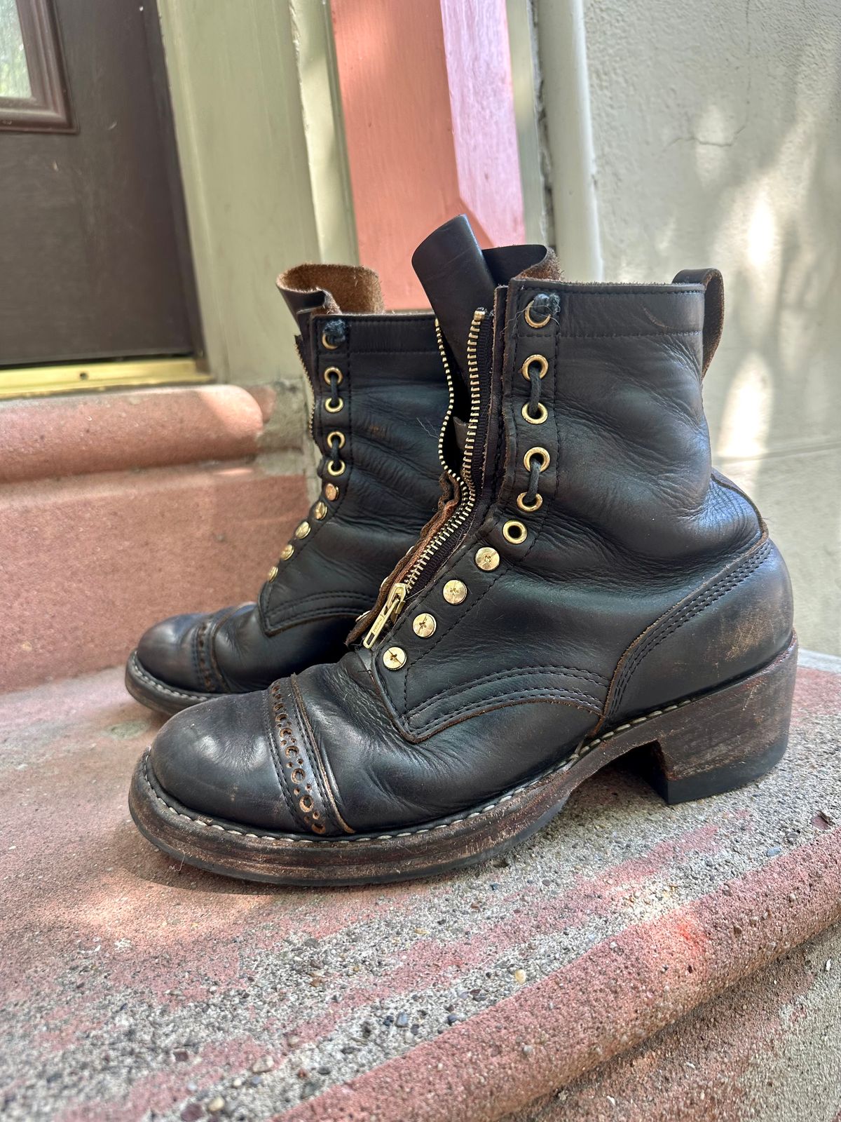Photo by philly_bb on June 26, 2025 of the White's Bounty Hunter in Horween Black Chromexcel.