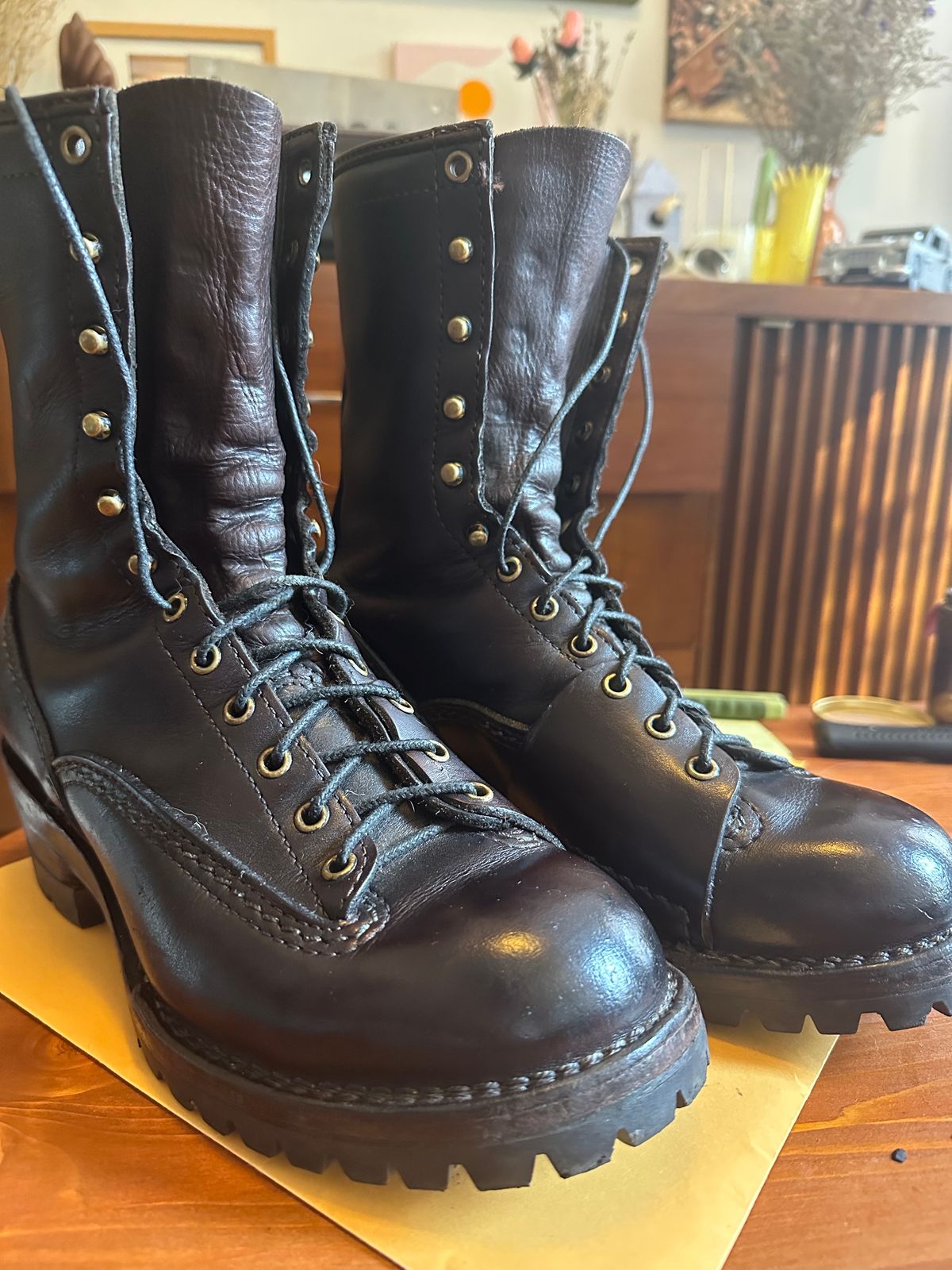 Photo by brooklyn_bb on October 28, 2023 of the Wesco Highliner in brown (polished black).