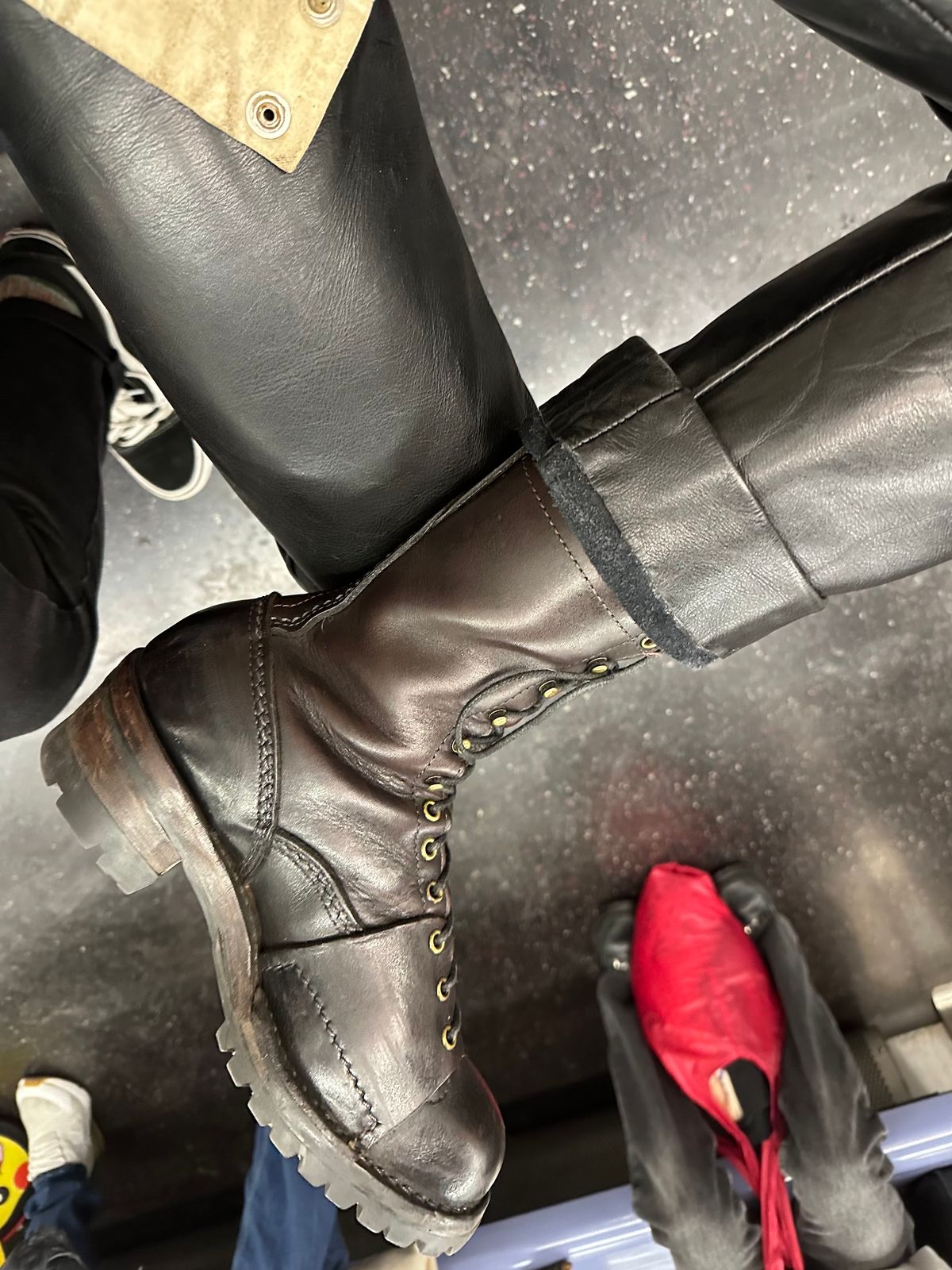 Photo by brooklyn_bb on February 5, 2023 of the Wesco Highliner in brown (polished black).