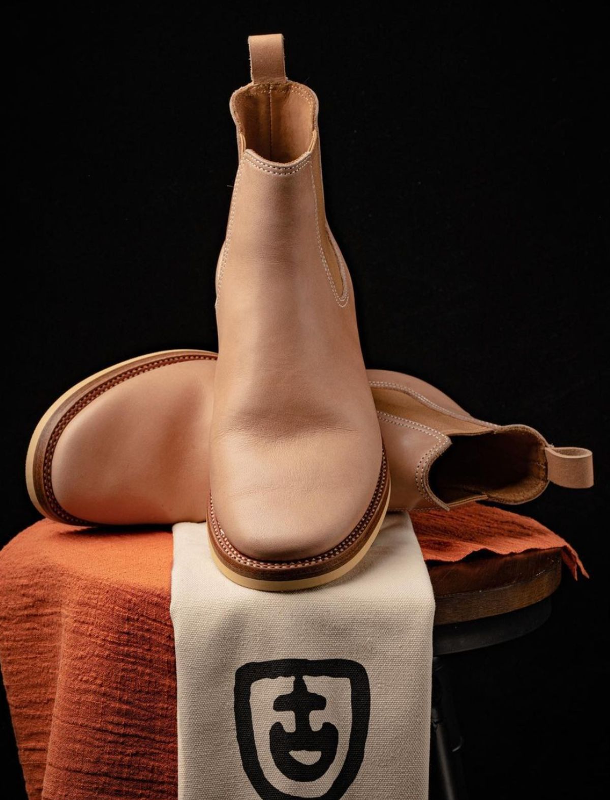 Photo by brooklyn_bb on October 1, 2022 of the Flame Panda Wholecut Chelsea in Tochigi Natural Cowhide.