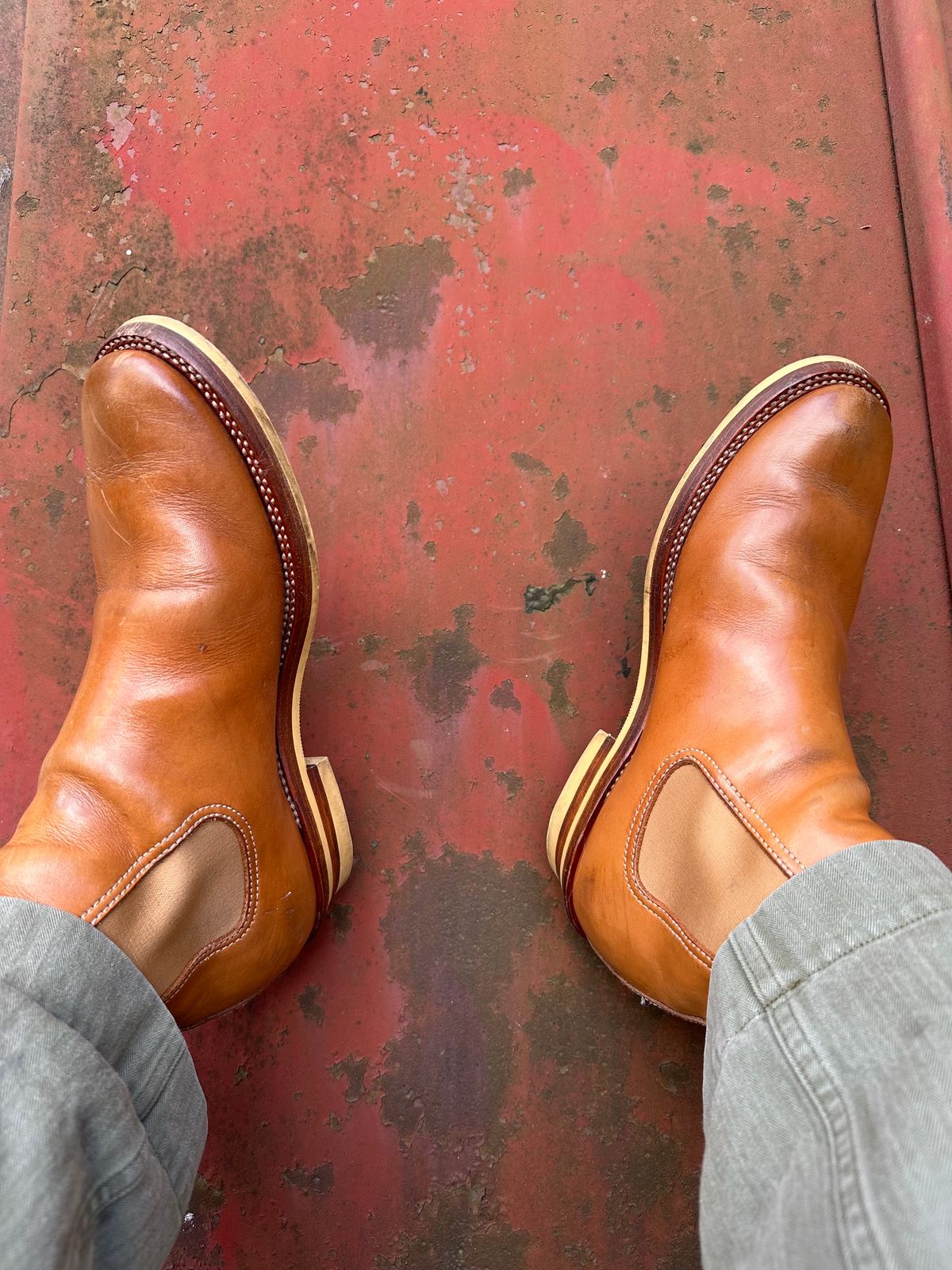 Photo by brooklyn_bb on November 28, 2023 of the Flame Panda Wholecut Chelsea in Tochigi Natural Cowhide.
