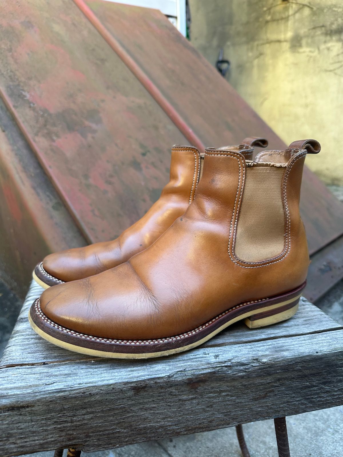 Photo by brooklyn_bb on December 13, 2024 of the Flame Panda Wholecut Chelsea in Tochigi Natural Cowhide.