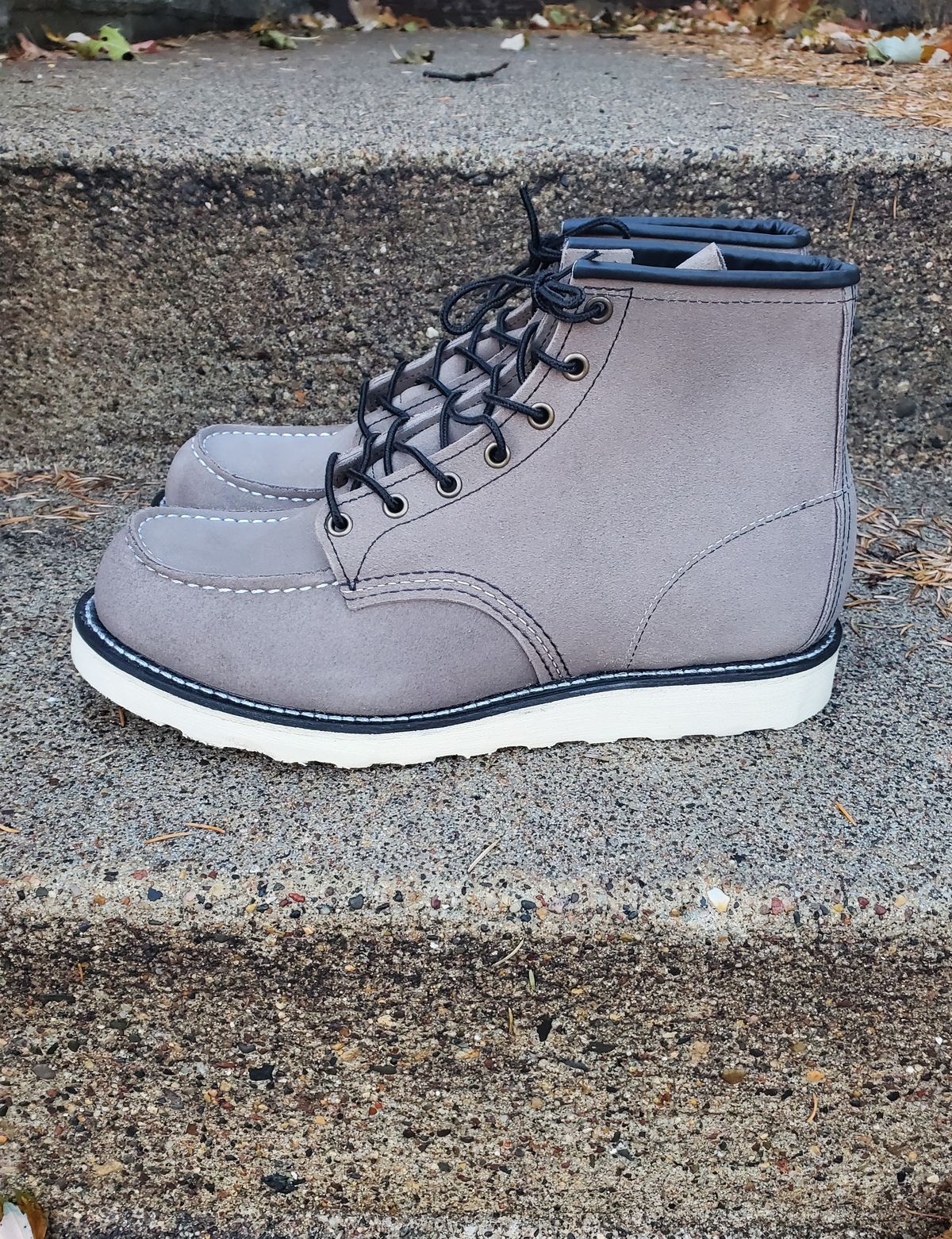 Photo by eric_in_minne on November 6, 2022 of the Red Wing 6-Inch Classic Moc in S.B. Foot Slate Muleskinner.