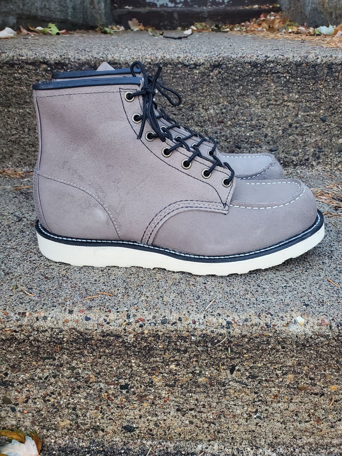 Photo by eric_in_minne on November 6, 2022 of the Red Wing 6-Inch Classic Moc in S.B. Foot Slate Muleskinner.