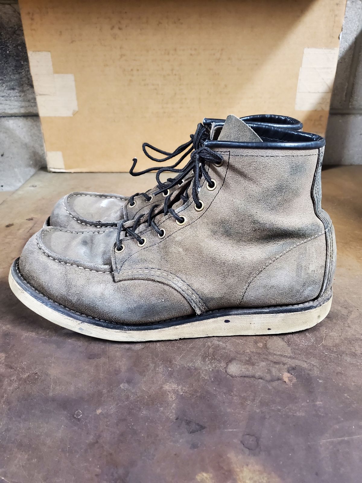 Photo by eric_in_minne on January 6, 2023 of the Red Wing 6-Inch Classic Moc in S.B. Foot Slate Muleskinner.