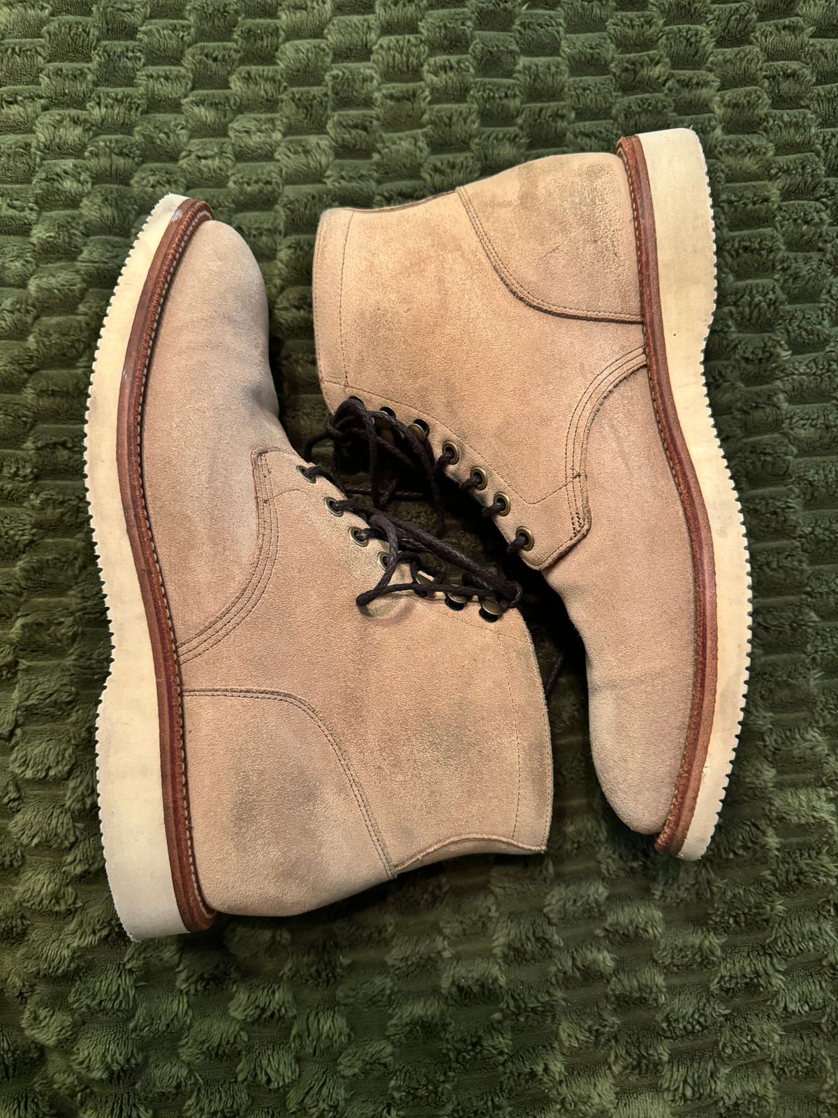 Photo by ridepaso on March 30, 2024 of the Grant Stone Diesel Boot in C.F. Stead Tan Repello Calf Suede.