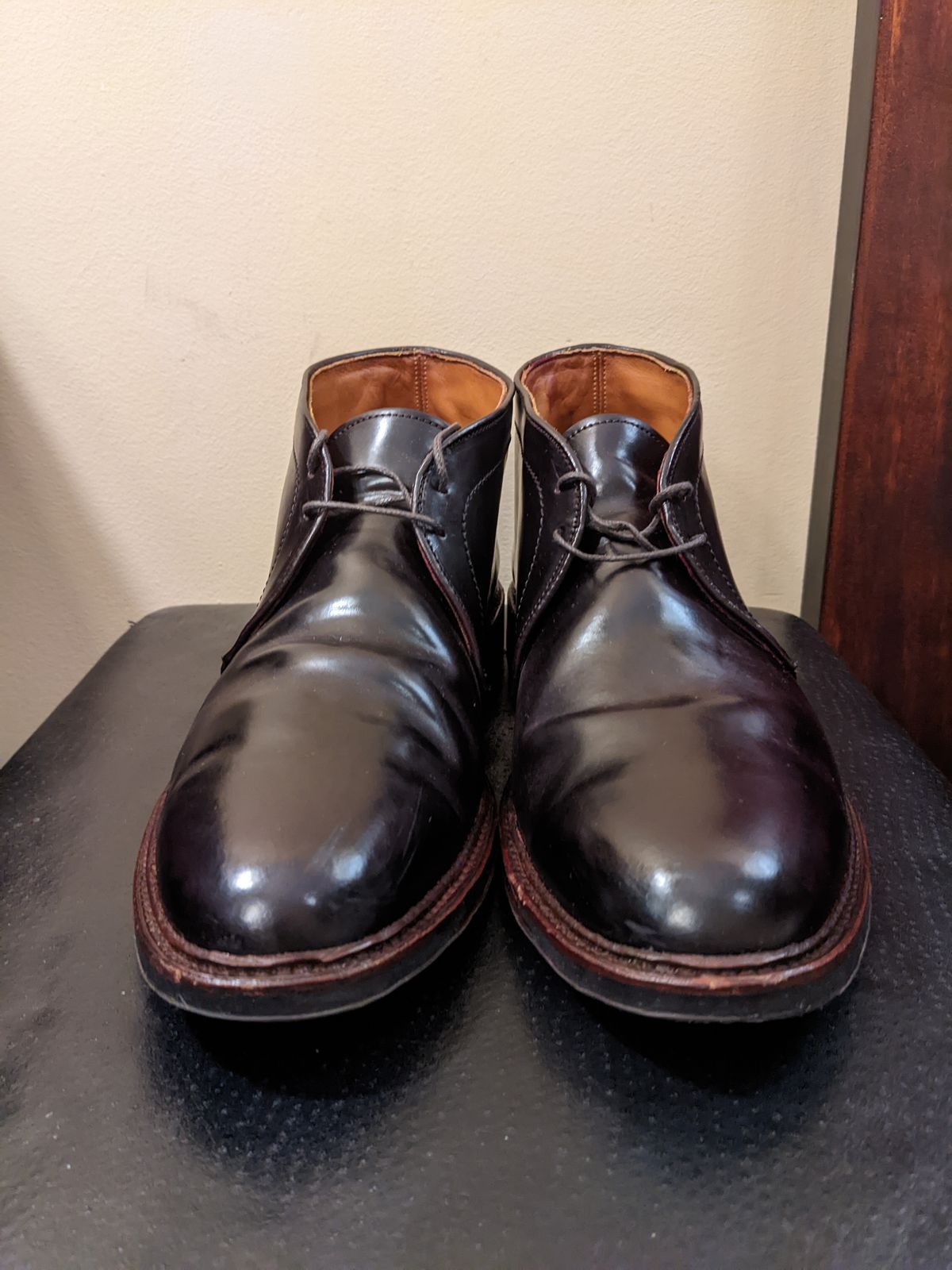 Photo by tastyplacement on October 3, 2022 of the Alden 2-Eyelet Chukka in Horween Color 8 Shell Cordovan.