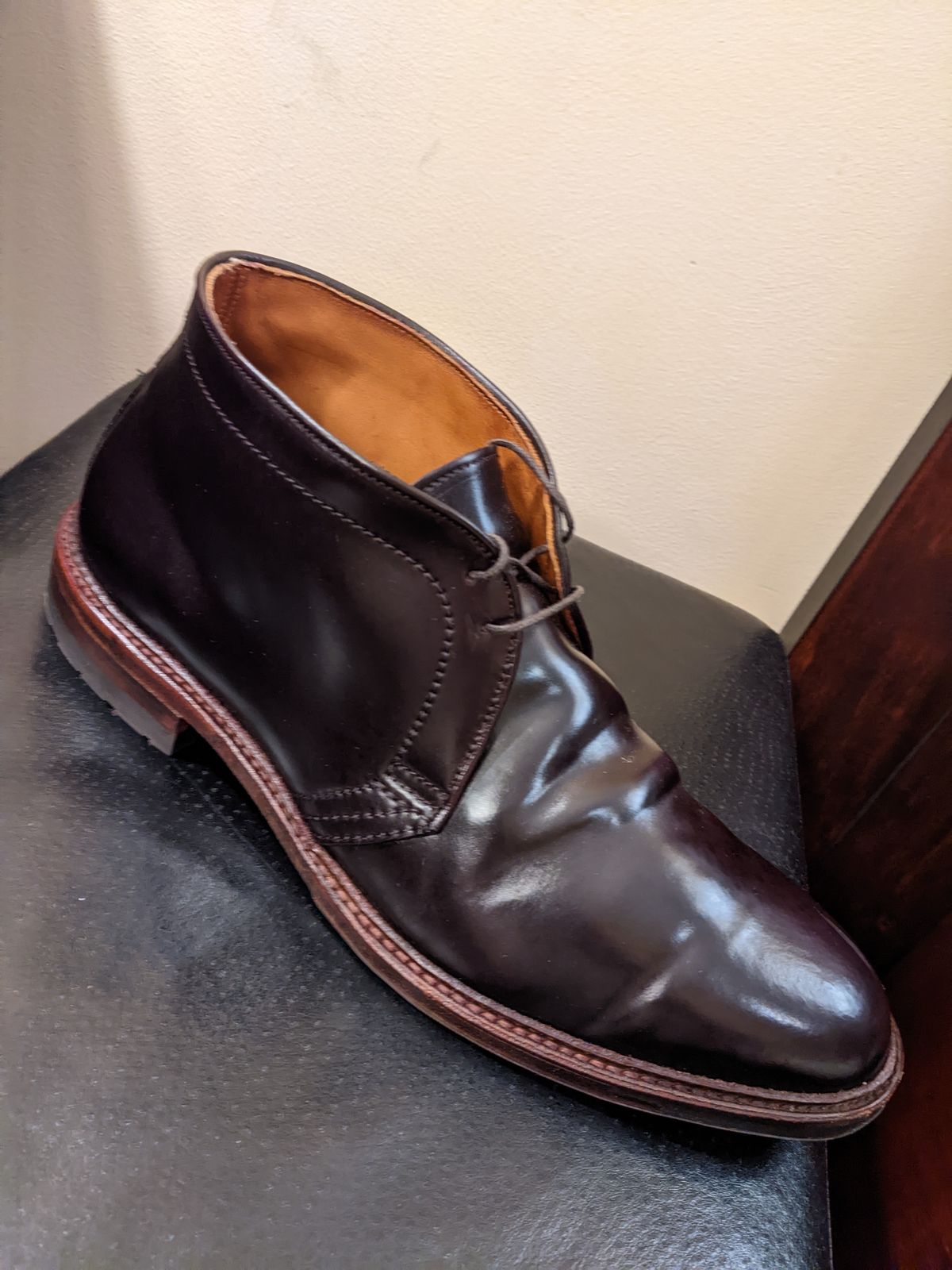 Photo by tastyplacement on October 3, 2022 of the Alden 2-Eyelet Chukka in Horween Color 8 Shell Cordovan.