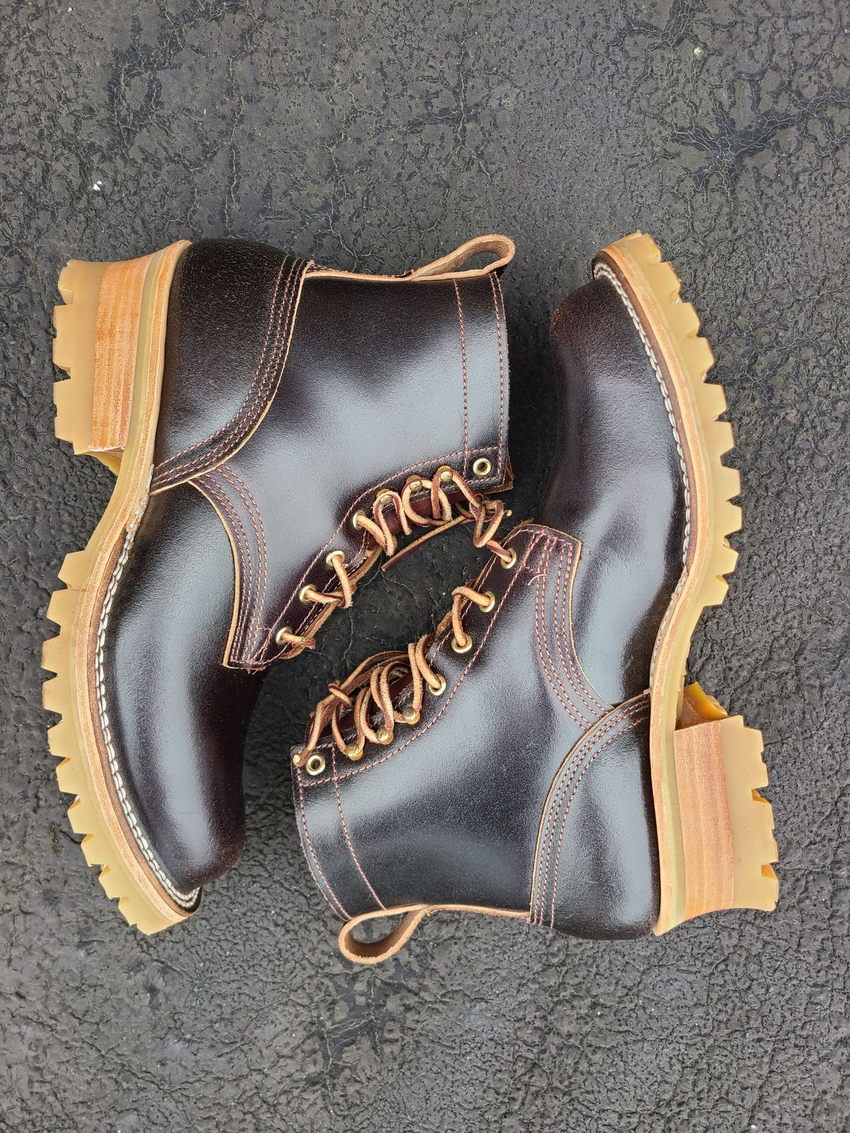 Photo by cloud668 on October 1, 2022 of the Nicks Urban Logger in Horween Brown Waxed Flesh.