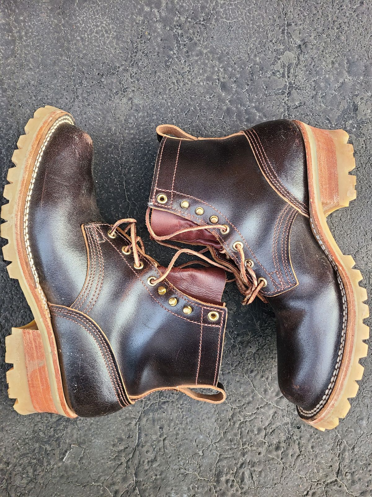 Photo by cloud668 on December 5, 2022 of the Nicks Urban Logger in Horween Brown Waxed Flesh.