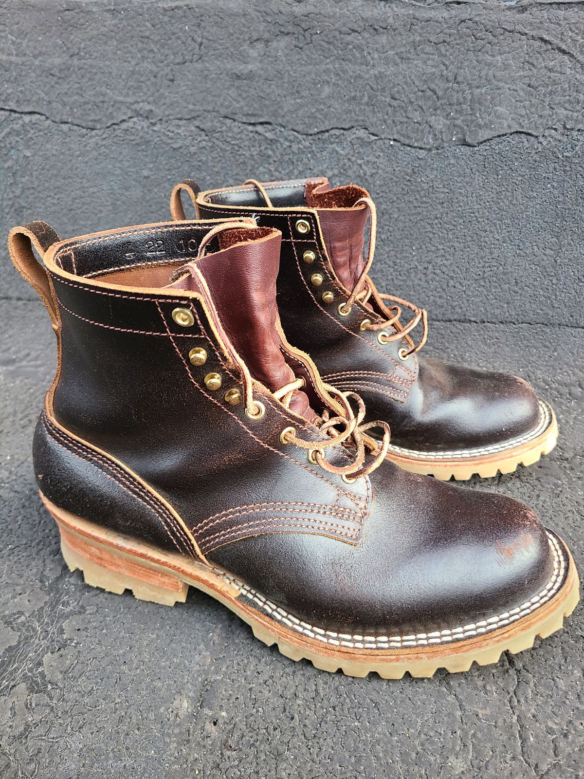 Photo by cloud668 on December 5, 2022 of the Nicks Urban Logger in Horween Brown Waxed Flesh.