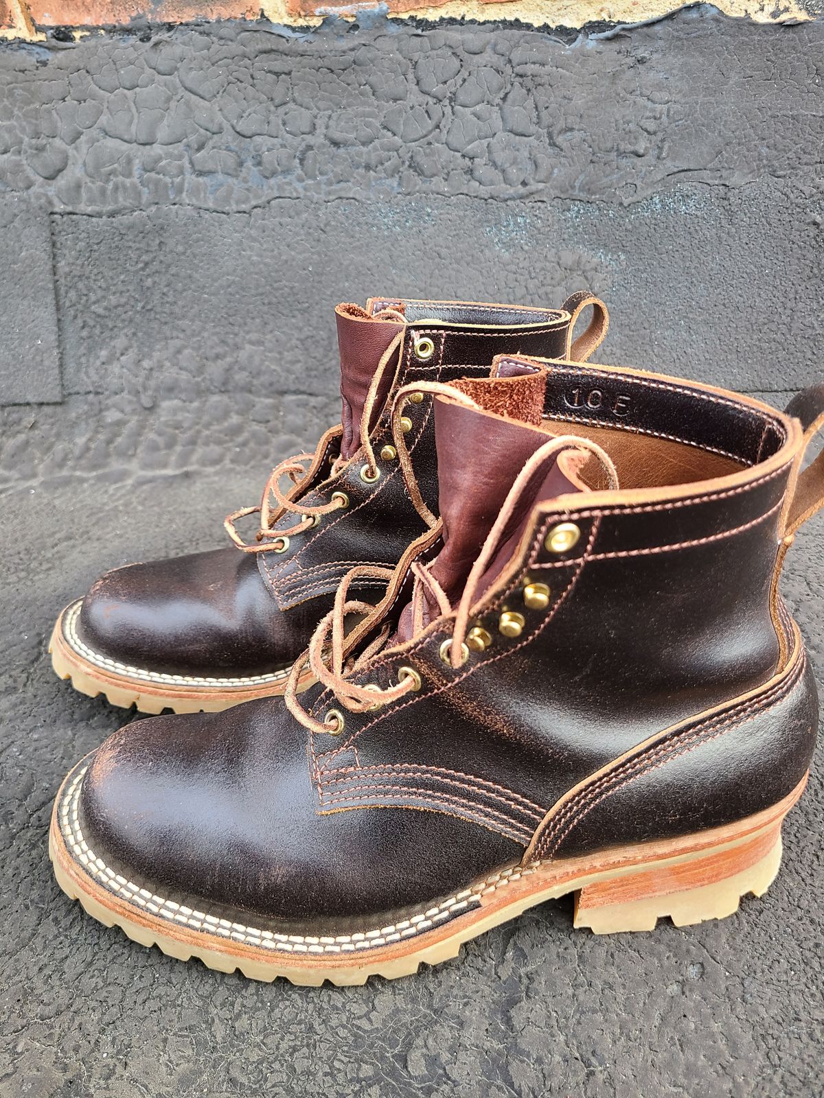 Photo by cloud668 on January 5, 2023 of the Nicks Urban Logger in Horween Brown Waxed Flesh.