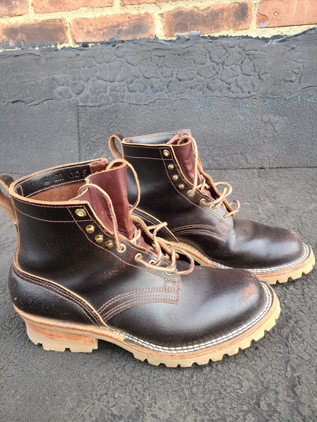 Photo by cloud668 on January 5, 2023 of the Nicks Urban Logger in Horween Brown Waxed Flesh.