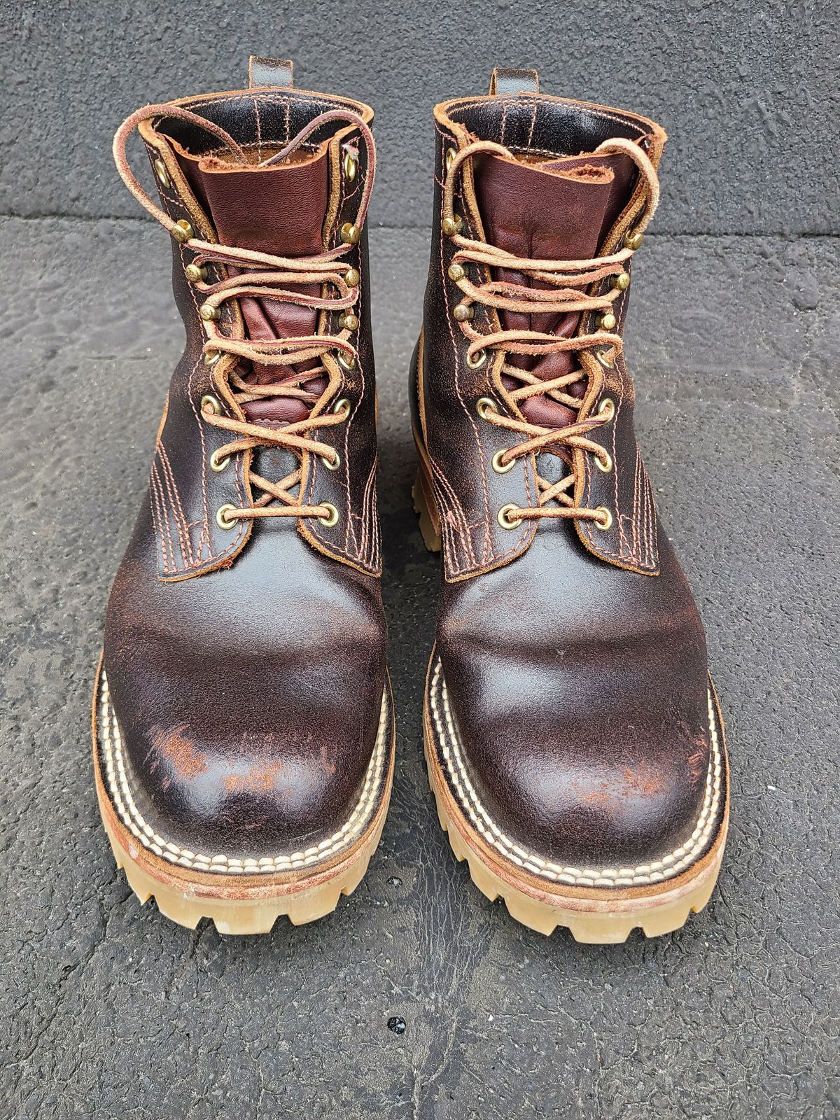 Photo by cloud668 on February 5, 2023 of the Nicks Urban Logger in Horween Brown Waxed Flesh.