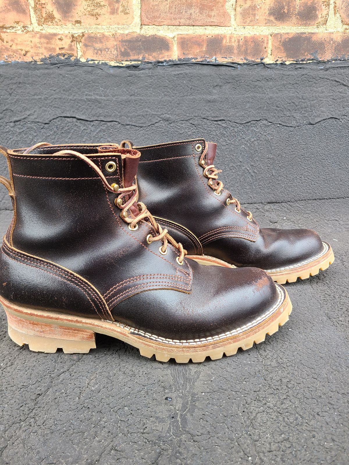 Photo by cloud668 on February 5, 2023 of the Nicks Urban Logger in Horween Brown Waxed Flesh.