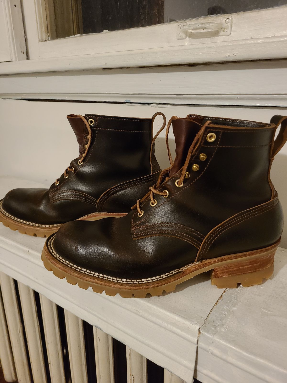 Photo by cloud668 on March 6, 2023 of the Nicks Urban Logger in Horween Brown Waxed Flesh.